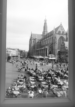 Suasana di depan Balai Kota Haarlem.